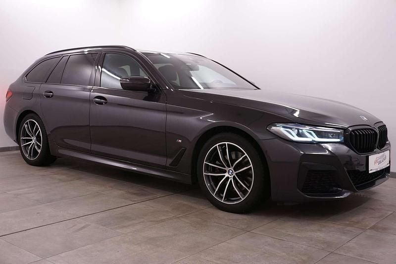 Grau Gebraucht 2021 BMW 520 M Sport Kombi | € 33.990 (Guter Preis) - Bild 1/4