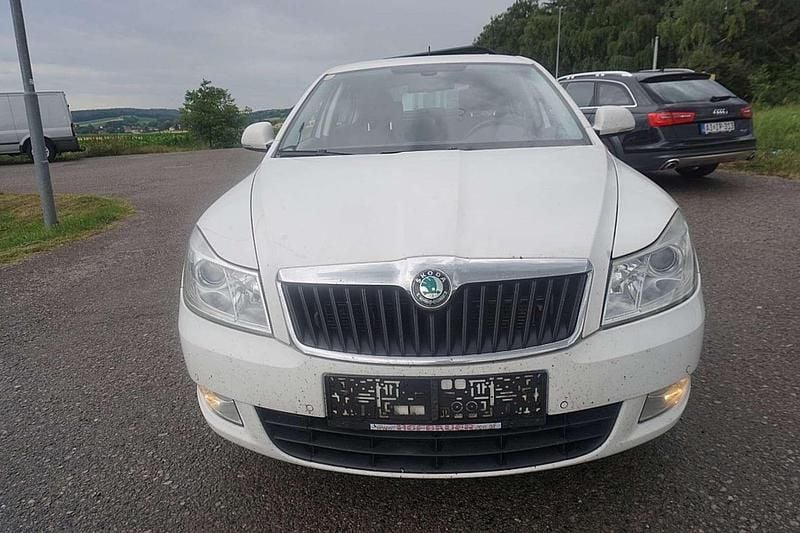 Weiß Gebraucht 2011 Skoda Octavia Elegance Limousine | € 3.190 - Bild 1/4