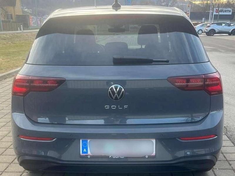 Gebraucht VW Golf VIII Life 131 PS (96 kW) 2020 Grau Limousine