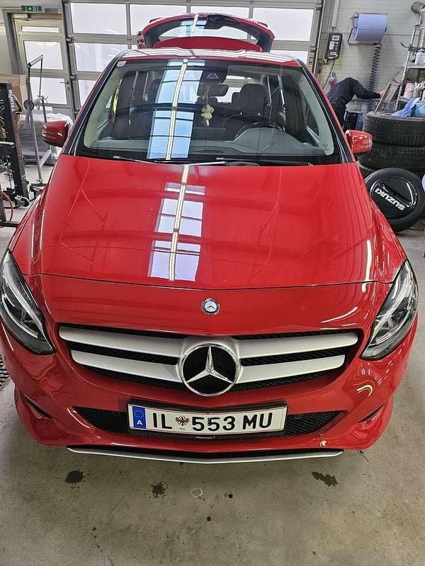 Gebraucht Mercedes B180 109 PS (80 kW) 2016 Rot Van / Kleinbus