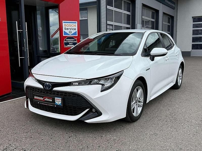 Weiß Gebraucht 2021 Toyota Corolla Active Limousine | € 19.900 (Etwas zu teuer) - Bild 1/4