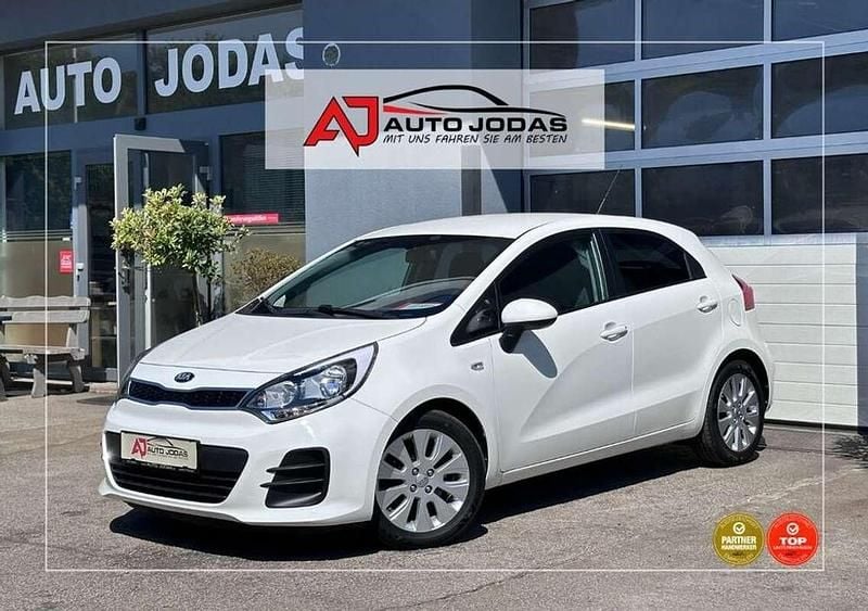 Weiß Gebraucht 2015 Kia Rio Limousine | € 8.000 (Teuer) - Bild 1/4