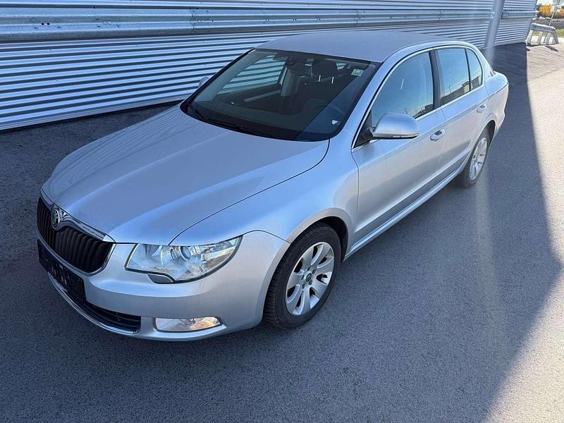 Silber Gebraucht 2011 Skoda Superb Ambition Limousine | € 8.500 (Fairer Preis) - Bild 1/4