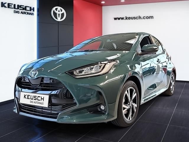 Grün Neu 2026 Toyota Yaris Hybrid Active Kleinwagen | € 24.230 (Teuer) - Bild 1/4