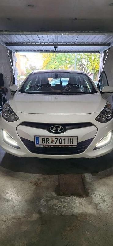 Gebraucht Hyundai i30 99 PS (72 kW) 2012 Weiß Limousine
