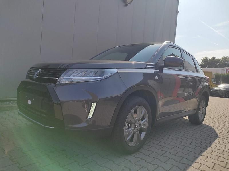 Grau Neu 2025 Suzuki Vitara Comfort+ SUV | € 31.446 (Fairer Preis) - Bild 1/4
