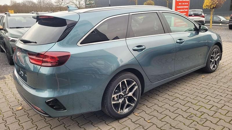 Neu Kia Ceed Sportswagon 140 PS (102 kW) 2025 Grün Kombi
