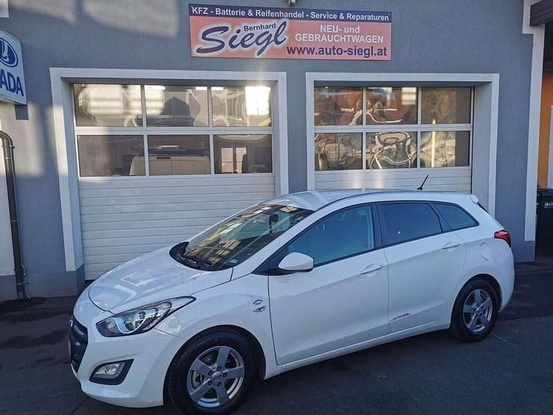 Weiß Gebraucht 2015 Hyundai i30 Comfort Kombi | € 8.880 (Fairer Preis) - Bild 1/4