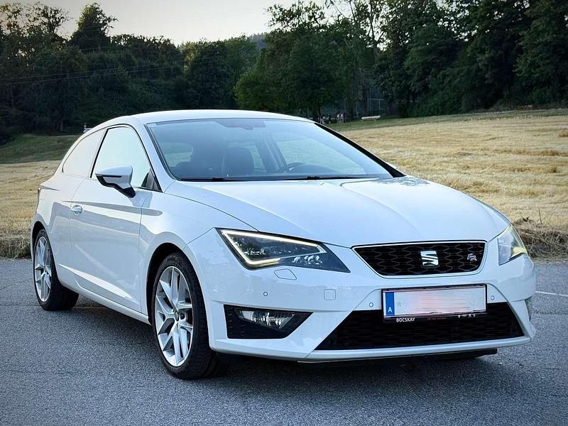 Weiß Gebraucht 2013 Seat Leon SC FR Kleinwagen | € 8.800 - Bild 1/4