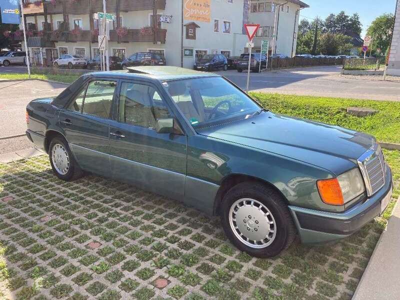 Grün Gebraucht 1992 Mercedes E230 Limousine | € 3.900 - Bild 1/4