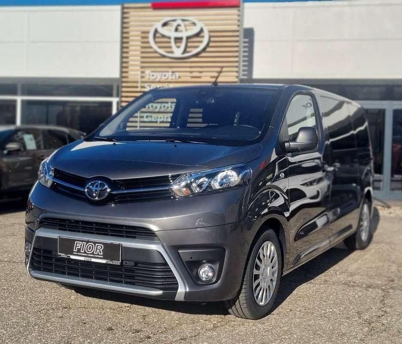 Grau Gebraucht 2024 Toyota Proace Verso Kombi | € 49.990 - Bild 1/4