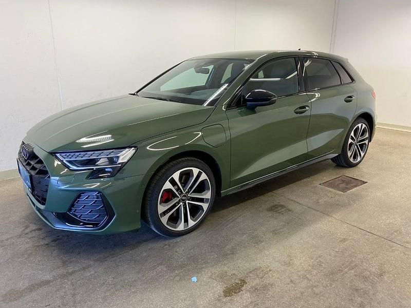 Mittelgrün metallic Gebraucht 2025 Audi A3 Sportback e-tron S-Line Kleinwagen | € 47.490 - Bild 1/4