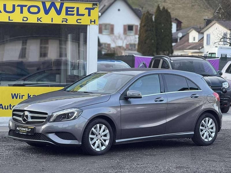 Gebraucht Mercedes A180 122 PS (89 kW) 2015 Grau Kleinwagen