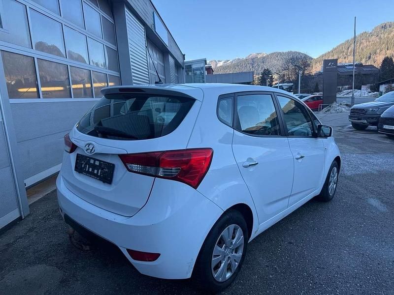 Gebraucht Hyundai ix20 90 PS (66 kW) 2011 Weiß Kleinwagen
