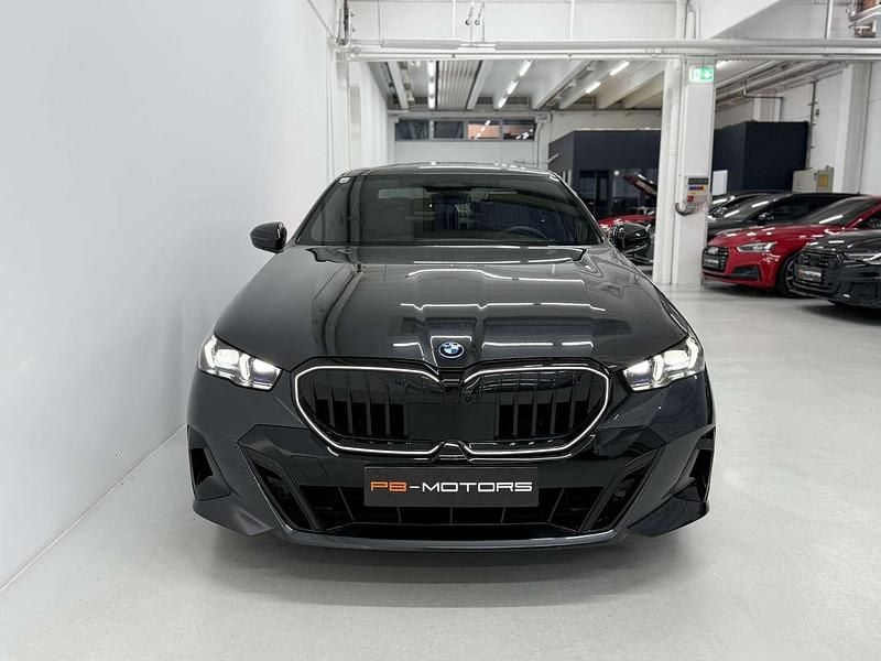 Gebraucht BMW 550e M Sport 489 PS (359 kW) 2025 Grau Limousine