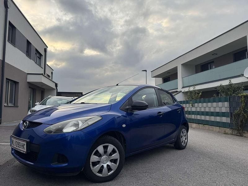 Blau Gebraucht 2010 Mazda 2 Limousine | € 3.300 (Fairer Preis) - Bild 1/4