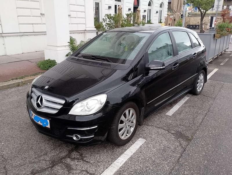 Gebraucht Mercedes 180 109 PS (80 kW) 2012 Schwarz Limousine