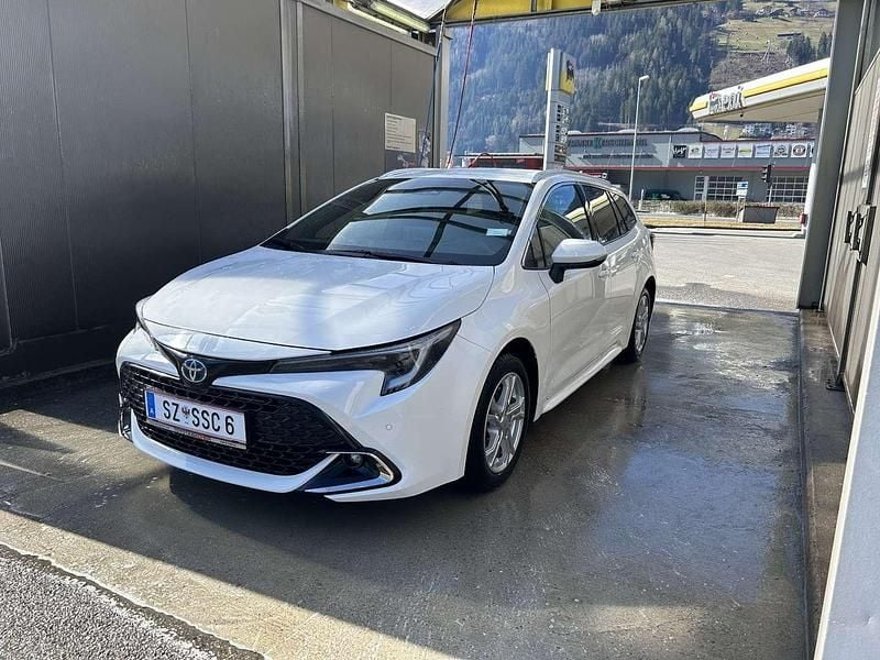Weiß Gebraucht 2024 Toyota Corolla Active Kombi | € 25.990 (Fairer Preis) - Bild 1/4