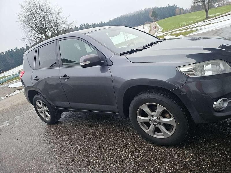 Grau Gebraucht 2011 Toyota RAV4 SUV | € 7.350 (Superpreis) - Bild 1/4