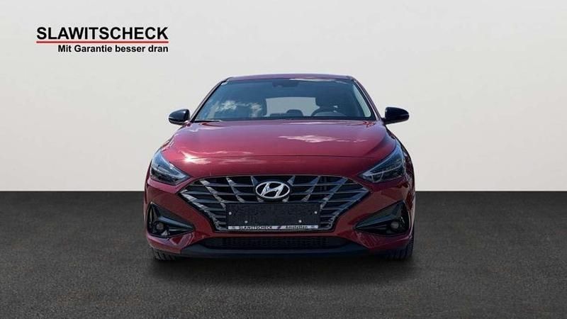 Gebraucht Hyundai i30 120 PS (88 kW) 2022 Rot Limousine