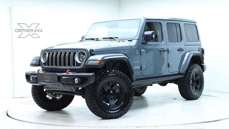 Grau Neu 2025 Jeep Wrangler Sahara SUV | € 94.990 - Bild 1/4