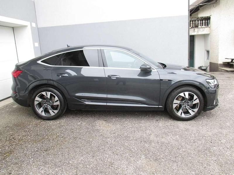 Grau Gebraucht 2022 Audi e-tron Advanced SUV | € 28.800 (Fairer Preis) - Bild 1/4