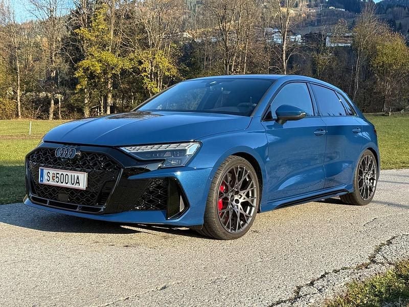 Blau Gebraucht 2025 Audi RS3 Comfort Limousine | € 76.500 (Teuer) - Bild 1/4