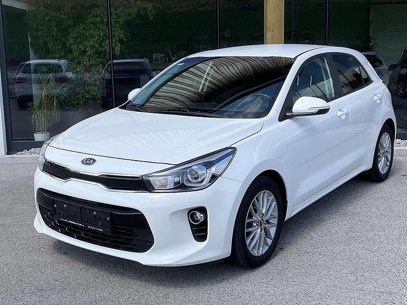 Weiß Gebraucht 2019 Kia Rio Silver Limousine | € 9.990 (Fairer Preis) - Bild 1/4