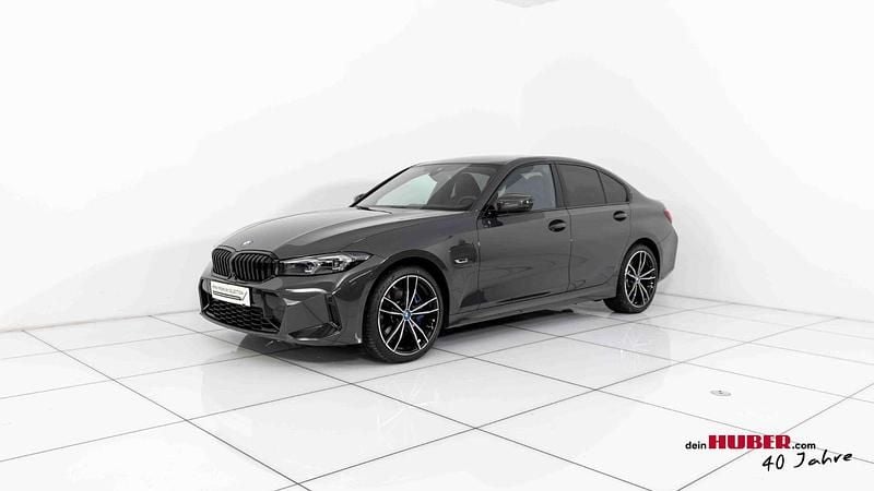 Grau Gebraucht 2023 BMW 320e Comfort Edition Limousine | € 41.990 (Fairer Preis) - Bild 1/4