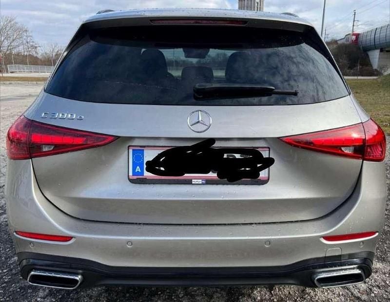 Gebraucht Mercedes C300e 313 PS (230 kW) 2024 Silber Kombi