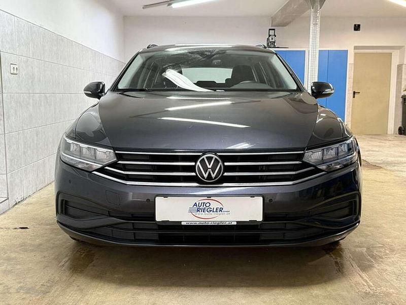 Gebraucht VW Passat 122 PS (89 kW) 2023 Grau Kombi