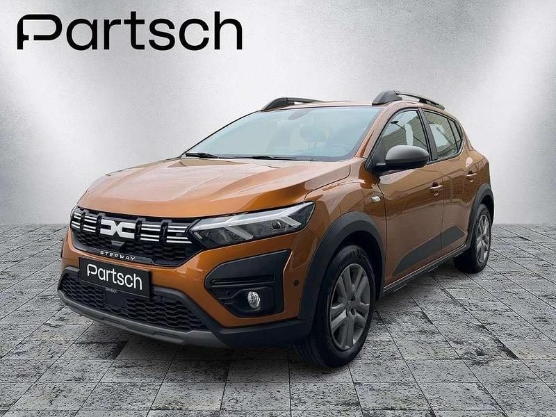 Orange Gebraucht 2023 Dacia Sandero Expression Limousine | € 13.990 - Bild 1/4