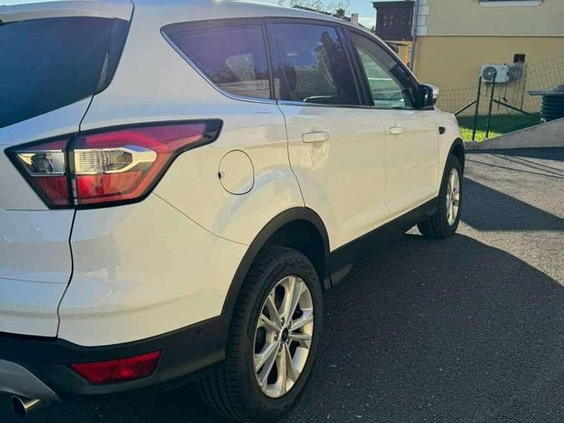 Gebraucht Ford Kuga Titanium 120 PS (88 kW) 2017 Weiß SUV