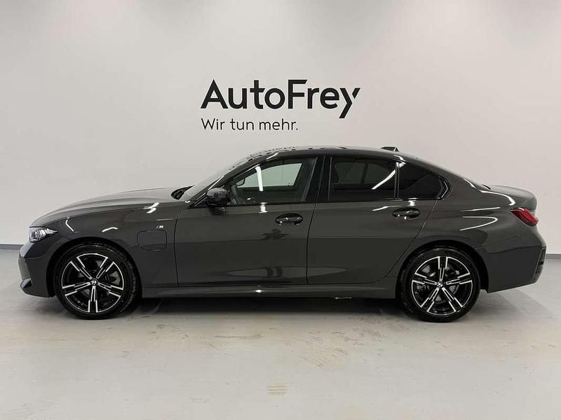 Gebraucht BMW 330e Shadowline 184 PS (135 kW) 2025 Grau Limousine