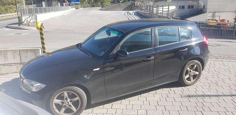 Schwarz Gebraucht 2007 BMW 118 Kleinwagen | € 1.800 - Bild 1/4