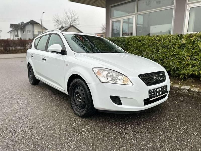 Weiß Gebraucht 2010 Kia Ceed Sportswagon Kombi | € 3.200 - Bild 1/4