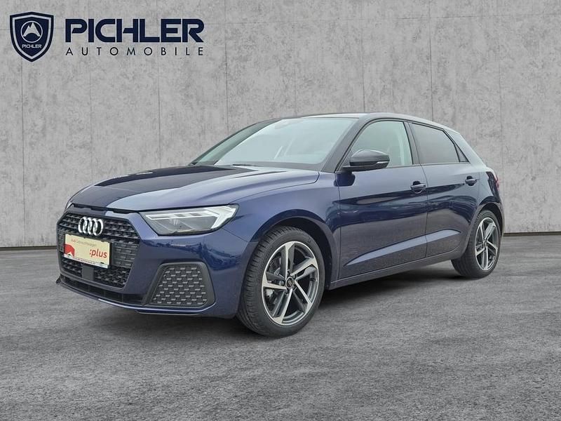 Mittelblau metallic Neu 2025 Audi A1 Sportback Design Kleinwagen | € 31.990 (Teuer) - Bild 1/4