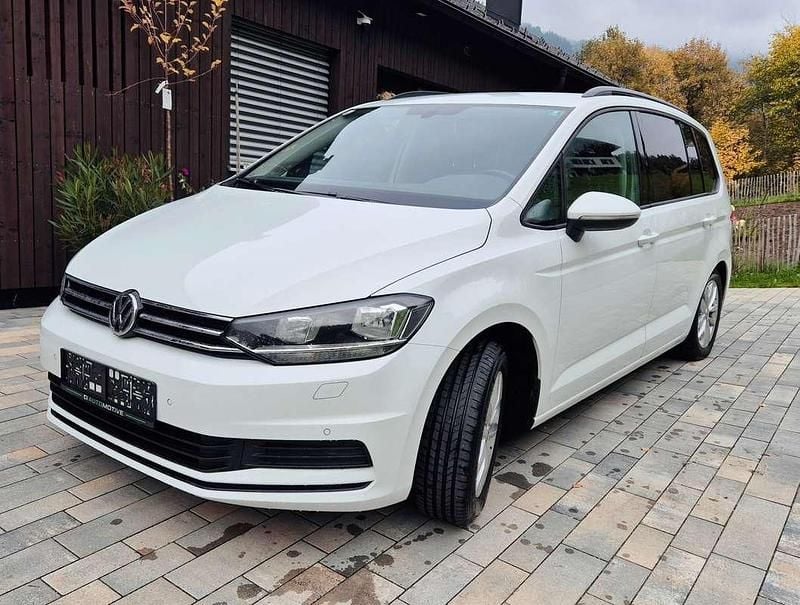 Weiß Gebraucht 2019 VW Touran Comfortline Van / Kleinbus | € 19.500 (Superpreis) - Bild 1/4