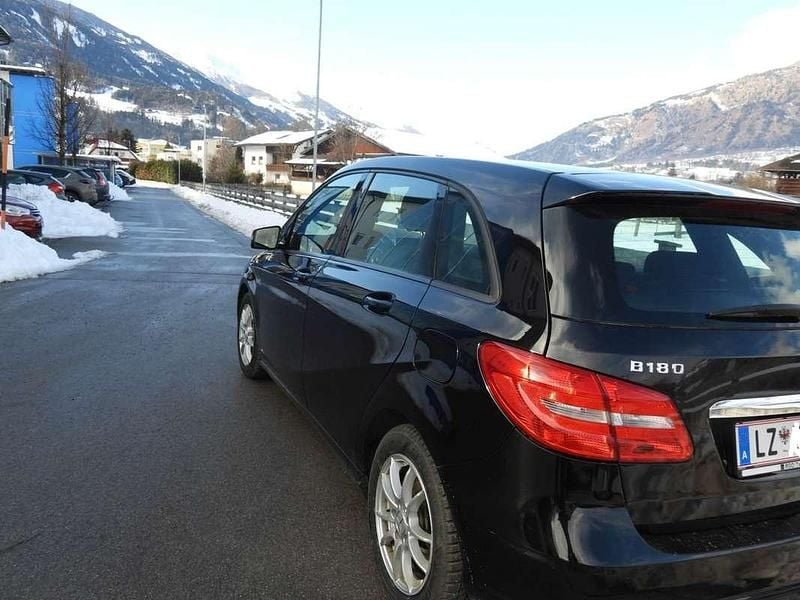 Gebraucht Mercedes B180 122 PS (89 kW) 2014 Schwarz Van / Kleinbus