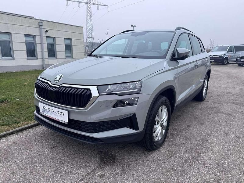 Mittelgrau normal Gebraucht 2023 Skoda Karoq Ambition SUV | € 24.980 (Fairer Preis) - Bild 1/4