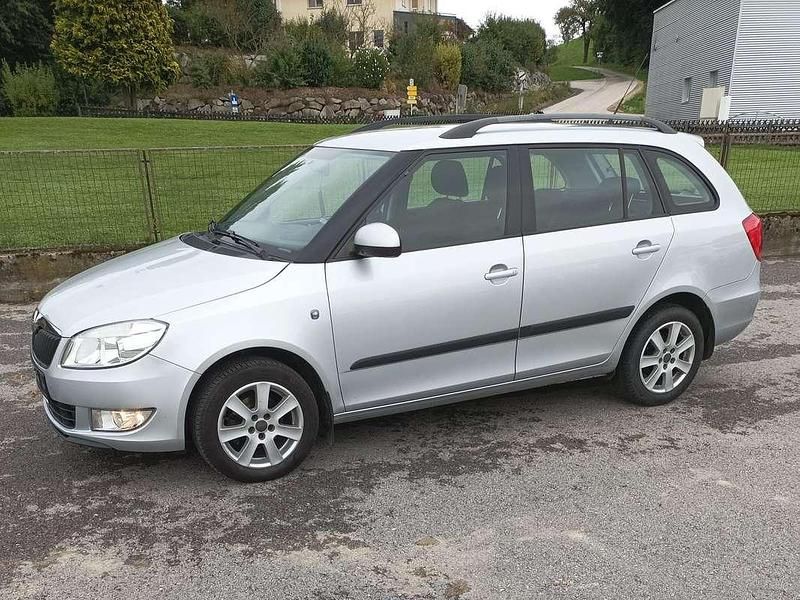 Silber Gebraucht 2011 Skoda Fabia Ambiente Kleinwagen | € 5.900 (Etwas zu teuer) - Bild 1/4