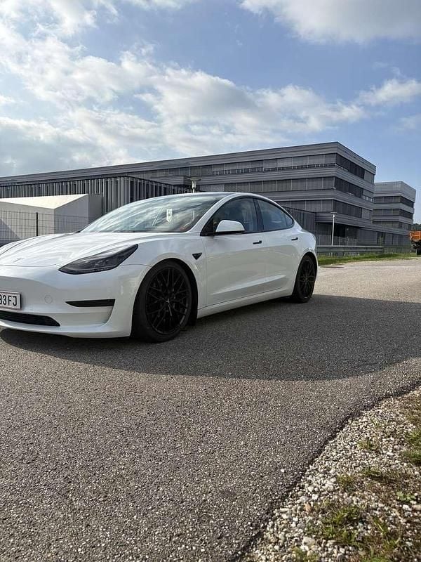 Gebraucht 2021 Tesla Model 3 Standard Range Limousine | € 30.200 (Teuer) - Bild 1/4