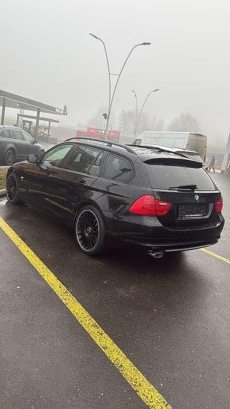 Gebraucht BMW 320 177 PS (130 kW) 2009 Schwarz Kombi