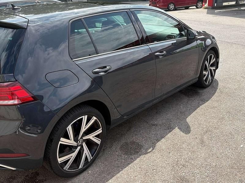 Gebraucht VW Golf VII Comfortline 116 PS (85 kW) 2018 Grau Limousine