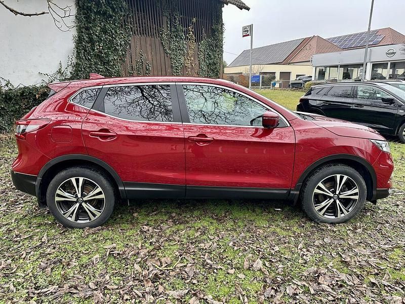 Gebraucht Nissan Qashqai N-Connecta 116 PS (85 kW) 2018 Rot SUV