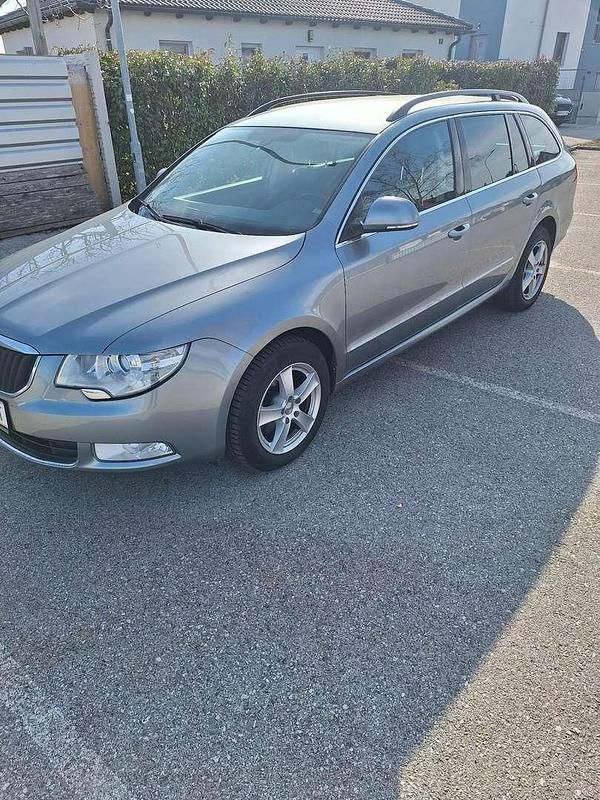 Gebraucht Skoda Superb Elegance 140 PS (102 kW) 2012 Grau Kombi