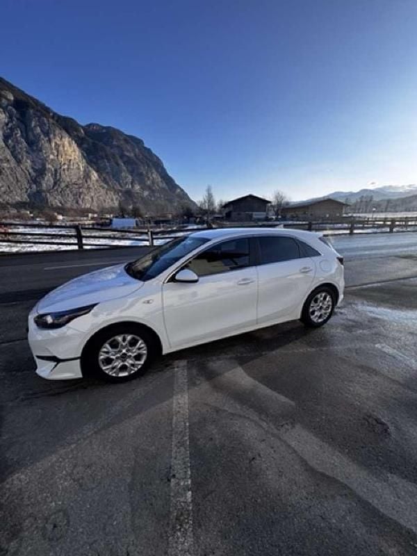 Weiß Gebraucht 2022 Kia Ceed Silver Kleinwagen | € 15.900 (Superpreis) - Bild 1/4