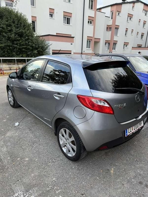 Grau Gebraucht 2014 Mazda 2 Limousine | € 5.450 (Etwas zu teuer) - Bild 1/4