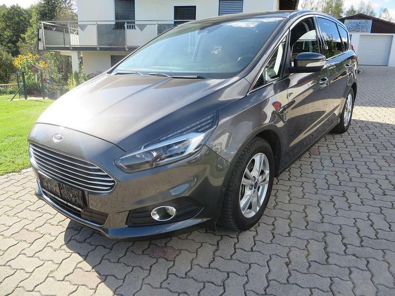 Grau Gebraucht 2017 Ford S-MAX Titanium Van / Kleinbus | € 16.500 (Teuer) - Bild 1/4