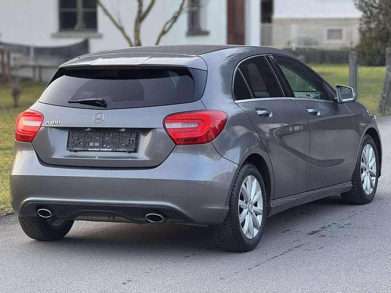 Gebraucht Mercedes A180 122 PS (89 kW) 2015 Grau Kleinwagen